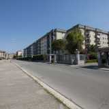 ...vira a destra e diventa via Papalia. Ci troviamo in una zona dove i palazzi si fanno pi� aggrazziati merito anche della presenza di molto verde condominale